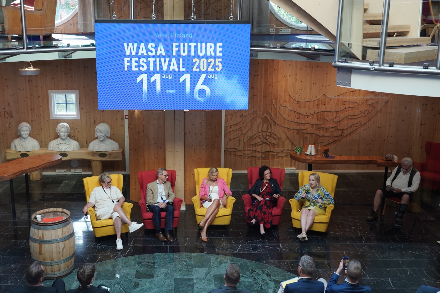 Paneelikeskustelussa 5 henkilöä värikkäillä tuoleilla. Wasa Future Festival 2025.